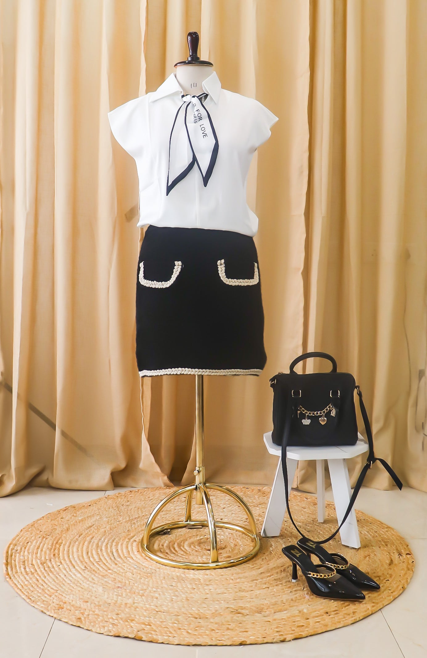 Monochrome Sleek Neck-Tie Blouse!